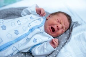Cólicas no bebê: o que realmente funciona e o que é mito?
